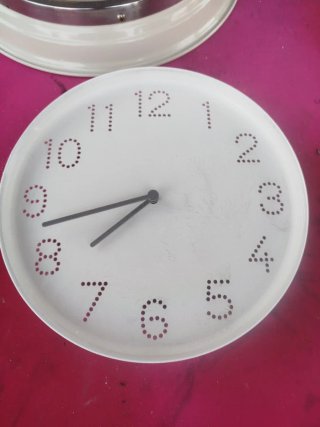 Reloj de pared plateado y blanco