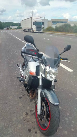 Suzuki GSR Naked Gris/Plata