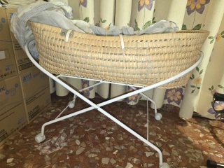 Moisés de mimbre completo con ruedas y vestidura