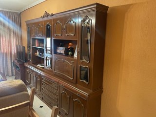 Mueble antiguo de salón madera y cristal
