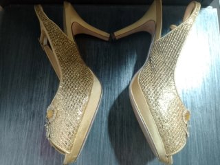 Zapatos de tacón dorados Paco Mena