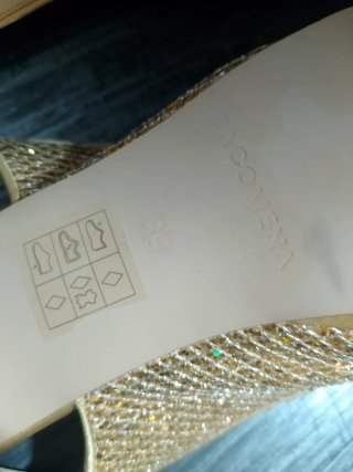 Zapatos de tacón dorados Paco Mena