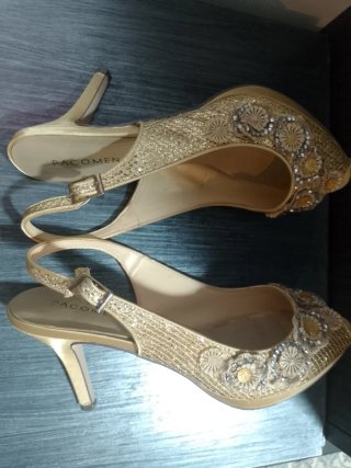 Zapatos de tacón dorados Paco Mena