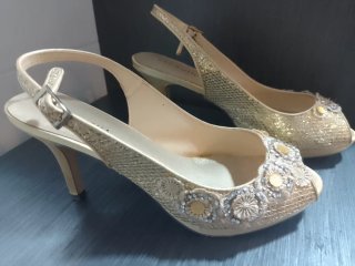 Zapatos de tacón dorados Paco Mena