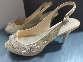 Zapatos de tacón dorados Paco Mena