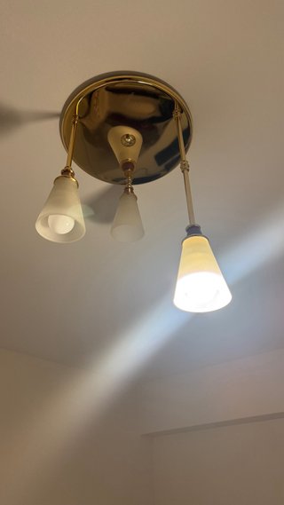 Lámpara de techo dorada y madera y cristal