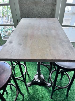 Mesa alta madera y pie de cristal