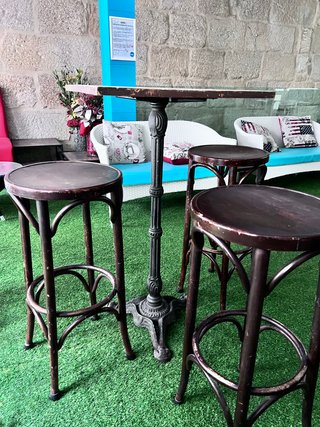 Mesa alta madera y pie de cristal
