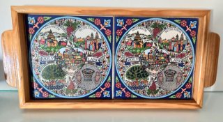 Vassoio in legno decorato con piastrelle