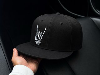 Gorra negra con diseño de esqueleto