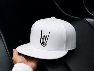 Gorra blanca con diseño de esqueleto
