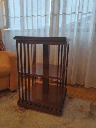 Librería giratoria / mesa auxiliar madera