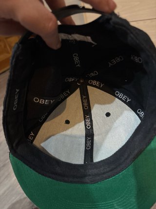 Gorra OBEY Negra y Roja