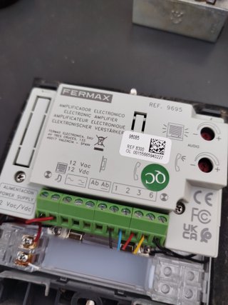 Telefonillo y portero automático blanco