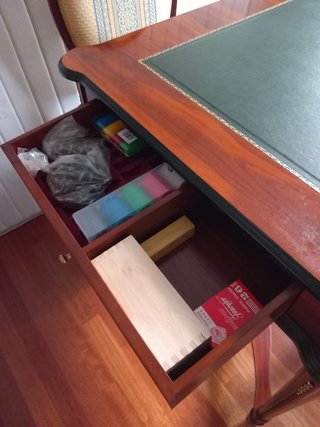 Mesa de juego de madera con tablero verde