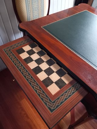 Mesa de juego de madera con tablero verde