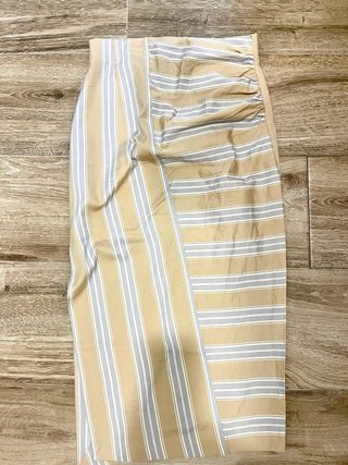 Falda midi Zara drapeada rayas beige/gris