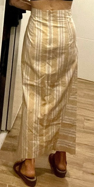 Falda midi Zara drapeada rayas beige/gris