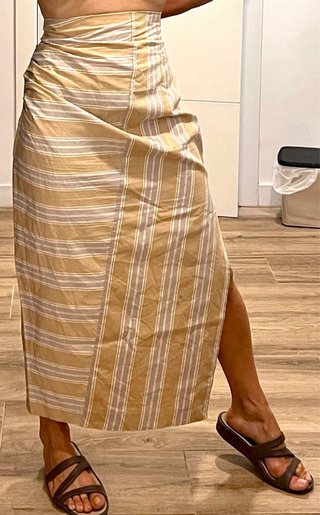 Falda midi Zara drapeada rayas beige/gris