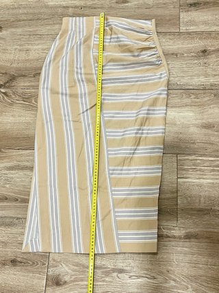 Falda midi Zara drapeada rayas beige/gris