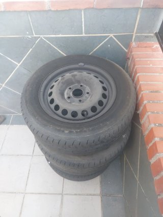 Juego de 4 neumáticos, con llanta.