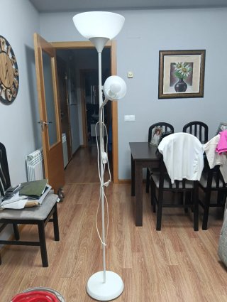 Lámpara de pie blanca