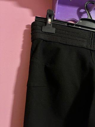 Pantalones pitillo negros con tachuelas