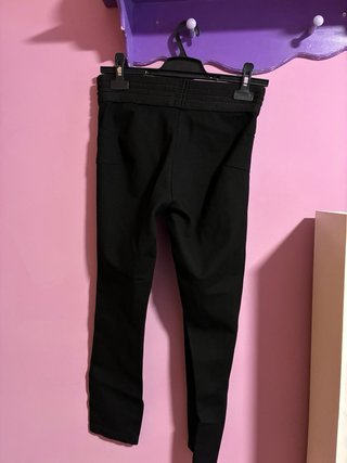 Pantalones pitillo negros con tachuelas