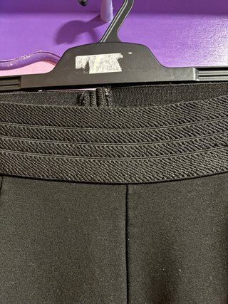 Pantalones pitillo negros con tachuelas