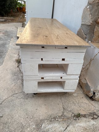 Banco de madera y palets blanco