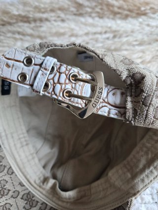 Boné Guess Bege e Castanho