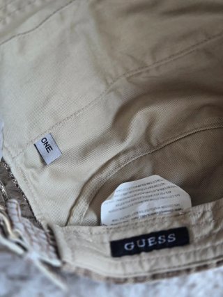 Boné Guess Bege e Castanho