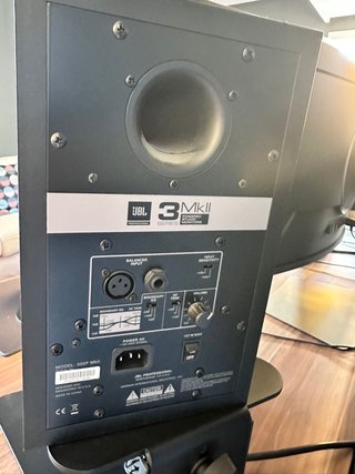 2x JBL 305P MkII + 2 soportes K&M