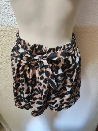 Shorts estampado leopardo con cinturón
