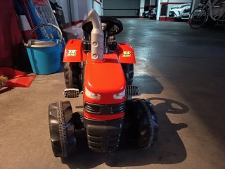 Tractor infantil rojo