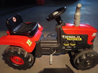 Tractor infantil rojo
