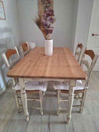 Mesa y sillas de madera de pino