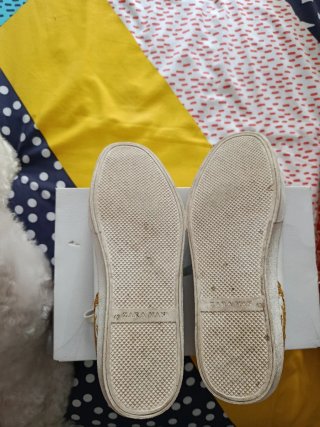 Tenis Zara Blancos con Detalles Dorados