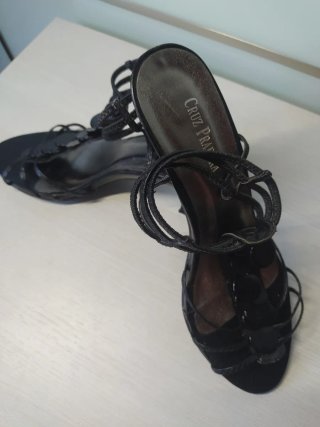 Sandalias Cruz Negras Tira Adorno