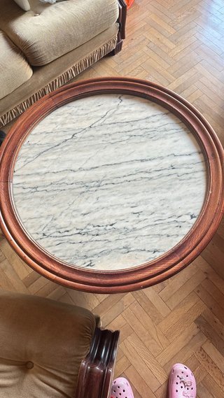 Mesa de salón redonda de madera y mármol