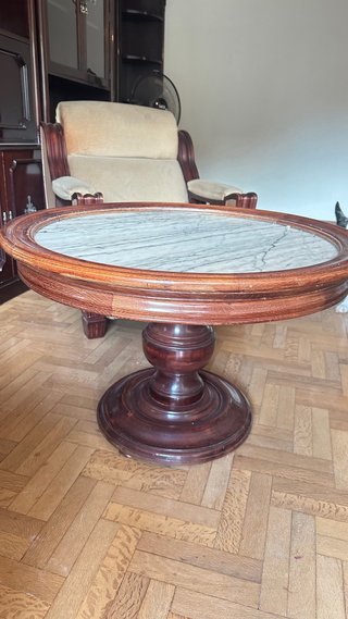 Mesa de salón redonda de madera y mármol