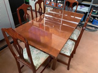 Mesa de comedor y 6 sillas de madera