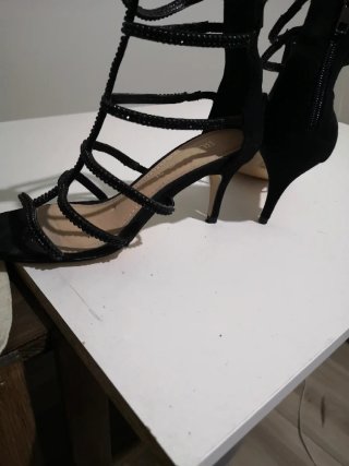 Elegante sandalia tacón bajo adornada