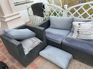 Sofá de exterior gris y blanco
