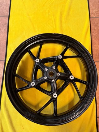 Llanta BMW F900XR con deformación