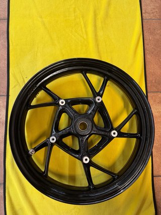 Llanta BMW F900XR con deformación