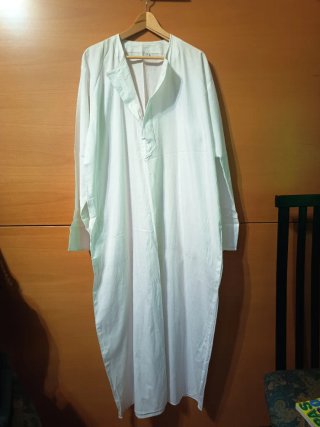 Chilaba blanca con bordado azul