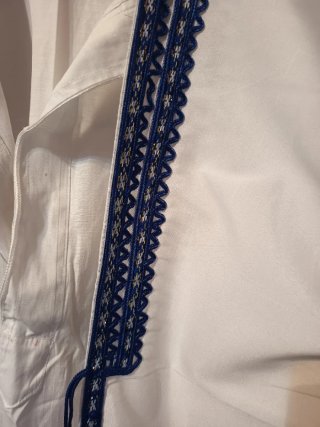 Chilaba blanca con bordado azul