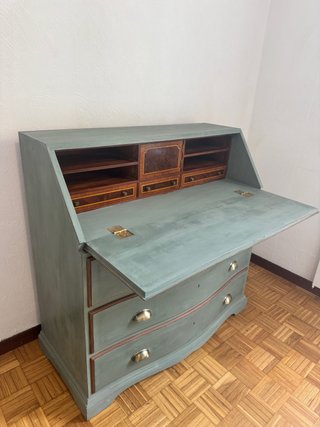 Escritorio antiguo de madera pintado