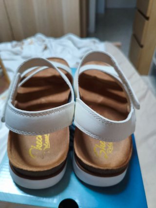 Sandalias Skechers Blancas y Marrones